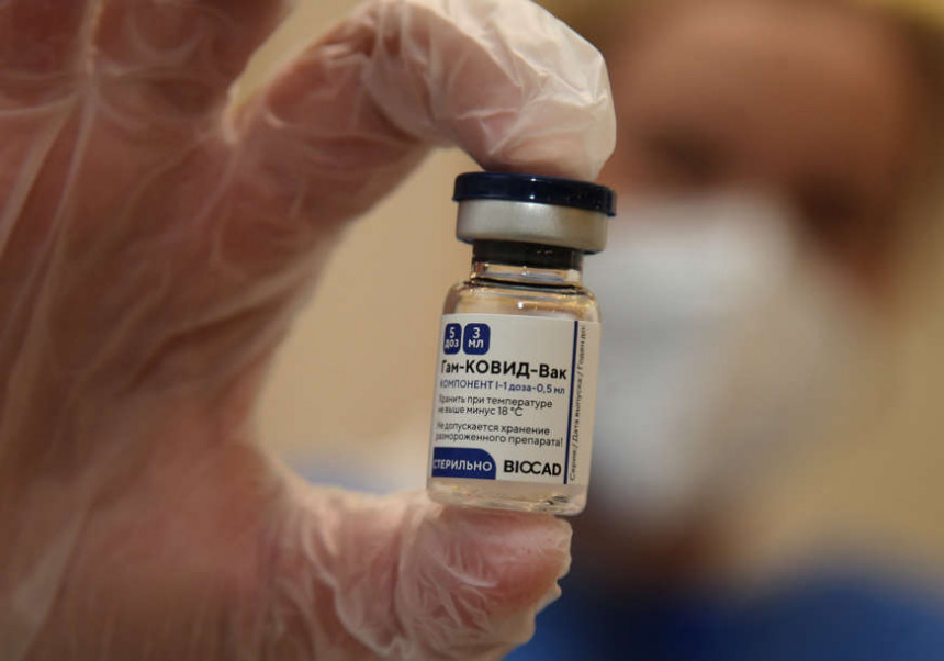 Друга доза вакцине Спутњик В стиже у Српску крајем јула