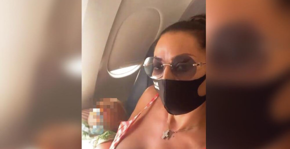Ceca uspavala Željka u avionu pa pokazala bujni dekolte! (FOTO)