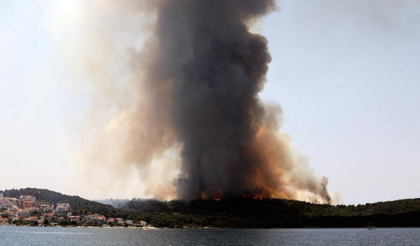 Hrvatska: Izbio požar, na terenu 90 vatrogasaca