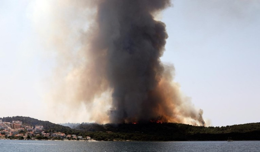 Hrvatska: Izbio požar, na terenu 90 vatrogasaca