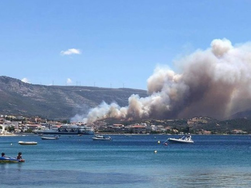 Veliki požar u grčkom ljetovalištu