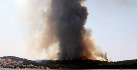 Hrvatska: Izbio požar, na terenu 90 vatrogasaca