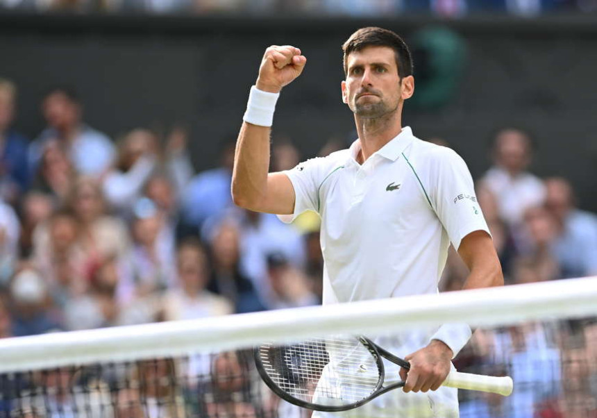 Nole na standardan način proslavio trofej (VIDEO)