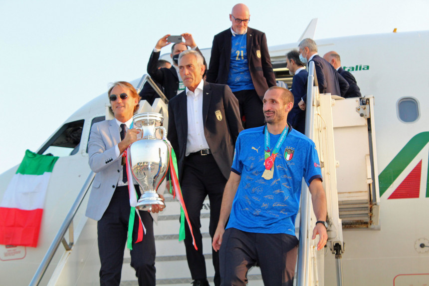 Италијани стигли у Рим са пехаром шампиона Европе