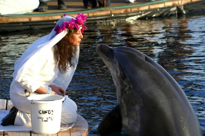 Милионерка која се удала за делфина постала удовица! (ВИДЕО)