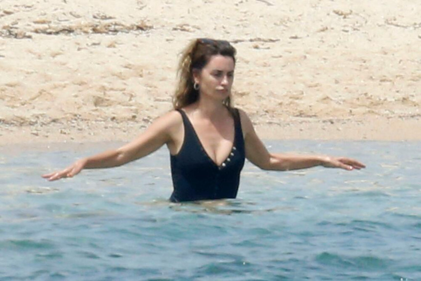 Jedna od najzgodnijih glumica Penelope Kruz konačno uslikana na plaži!