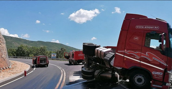 Kod Širokog Brijega prevrnula se cisterna