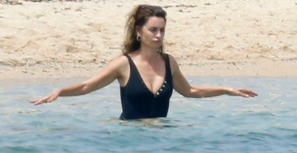 Jedna od najzgodnijih glumica Penelope Kruz  konačno uslikana na plaži!