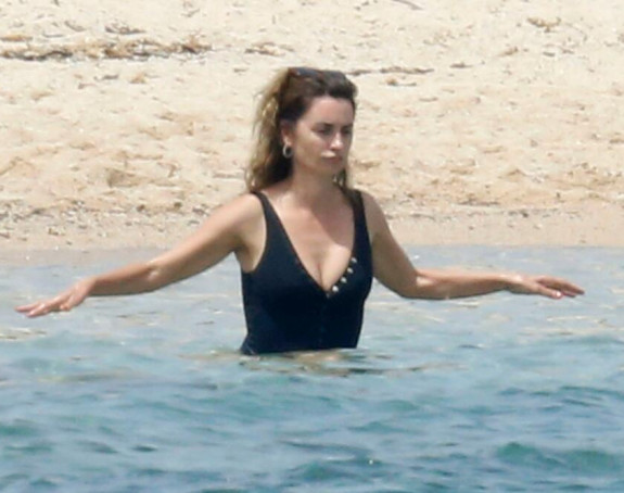 Jedna od najzgodnijih glumica Penelope Kruz  konačno uslikana na plaži!