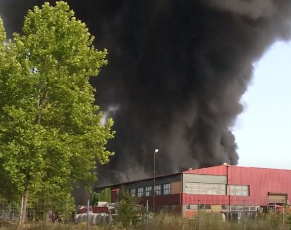 Brčko: Izbio požar u firmi za preradu plastike (VIDEO)