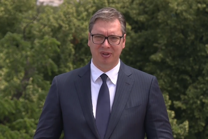 Vučić čestitao Makronu nacionalni praznik Francuske