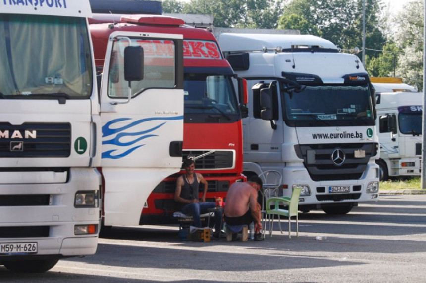 Šljive i kornišoni iz BiH propadaju na granici Hrvatske