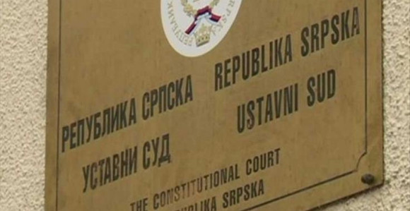 Kao zrele kruške padaju vladine odluke na sudu
