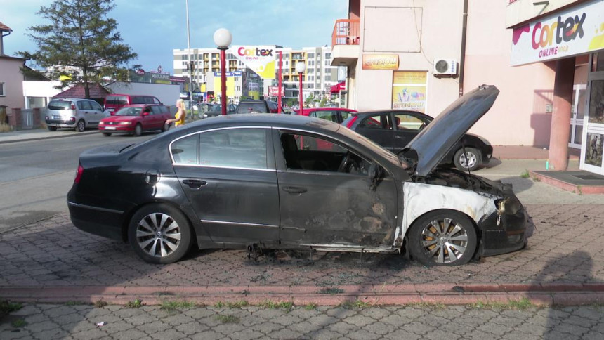 Запаљен "Пасат шестица" у Бијељини (ВИДЕО)
