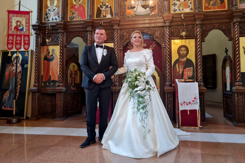 Биљана Сечивановић поново обукла венчаницу, направила гала свадбу!