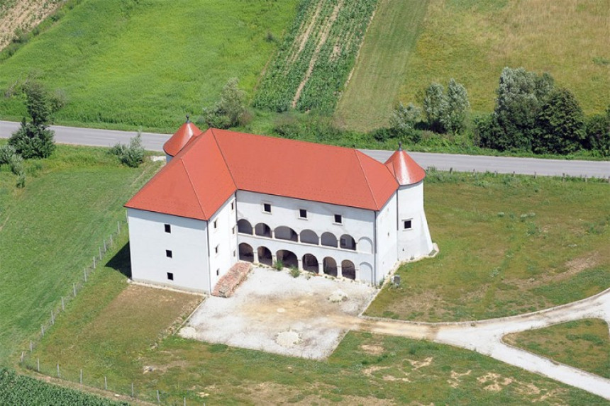 Radnike zatrpala zemlja tokom sanacije dvorca