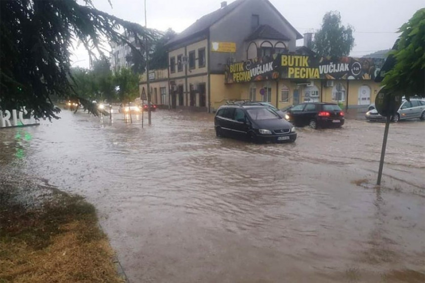 Модричу захватило невријеме, поплаве на улицама