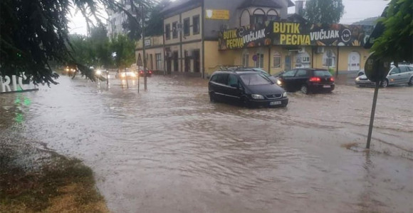 Modriču zahvatilo nevrijeme, poplave na ulicama