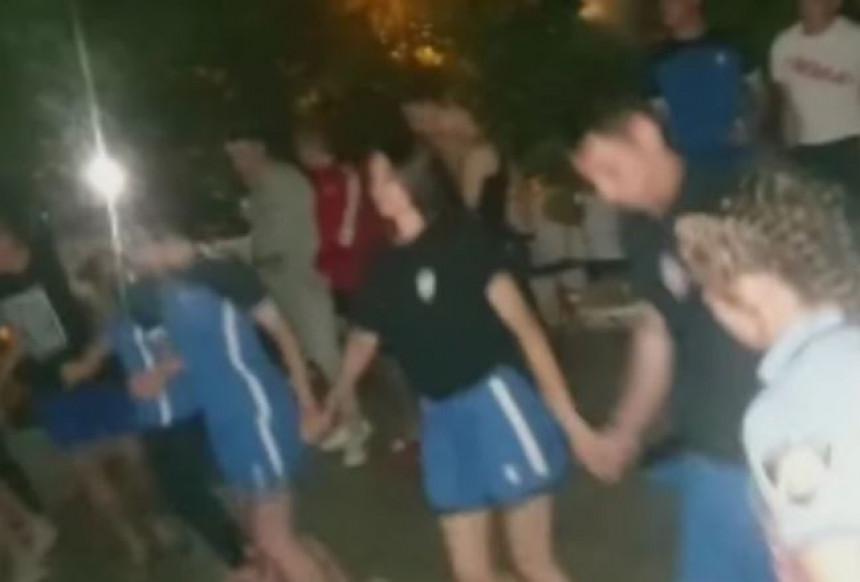 Mladi hrvatski policajci slavili uz Užičko kolo (VIDEO)