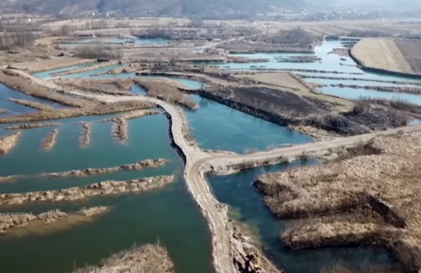 Добој: Шљункари девастирали корито ријеке Босне
