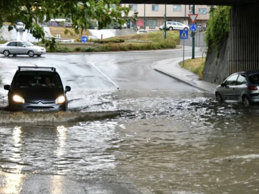 Сарајево: Поједине улице под водом