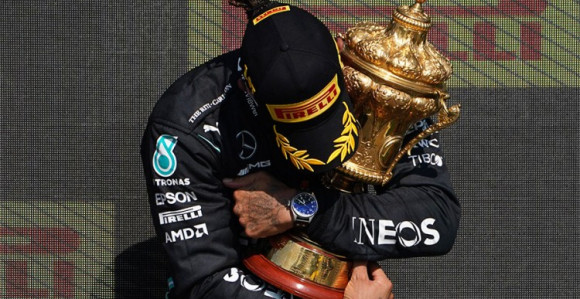 Hamilton "preživio" udes i pobijedio na Silverstonu