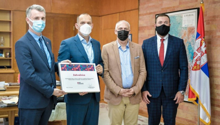 Српски медицинари добили поклон за боравак у Сарајеву