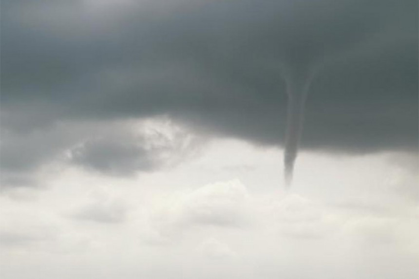 Iznad Vršca uočen slab tornado, u Beogradu pljuskovi