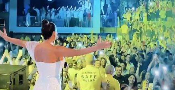 Ceca zapjevala u Budvi u bijeloj haljini od kristala!
