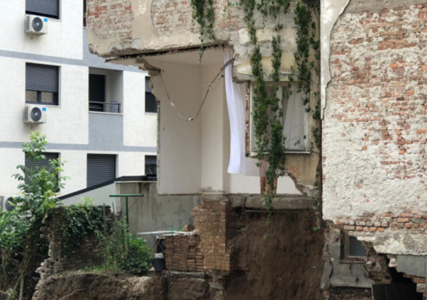 Srušio se još jedan dio zgrade na Vračaru (VIDEO)