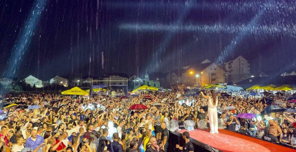 Zbog koncerta na kiši Ceca danima primala injekcije!