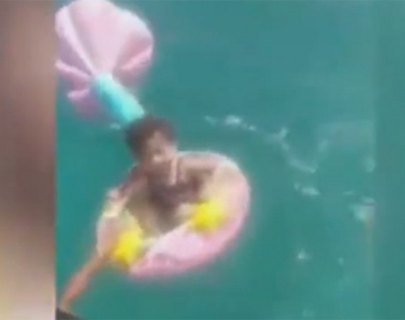 Snažan vjetar odnio bebu na pučinu (VIDEO)