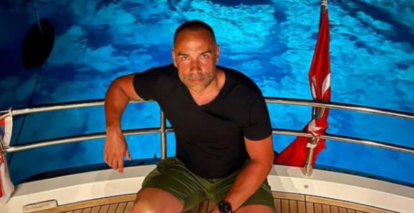 Naš poznati glumac se slikao go na plaži! (FOTO)