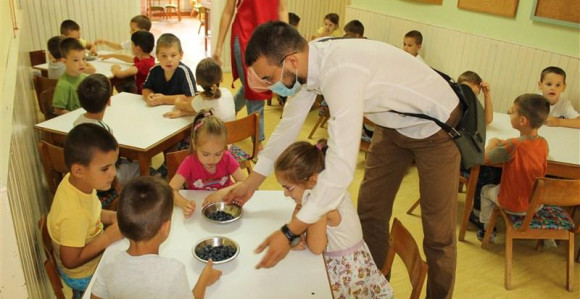 Donirali borovnice za mališane vrtića "Naša radost"