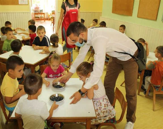 Donirali borovnice za mališane vrtića "Naša radost"