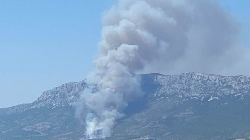 Велики пожар у Неуму, ватрогасци траже помоћ (ВИДЕО)