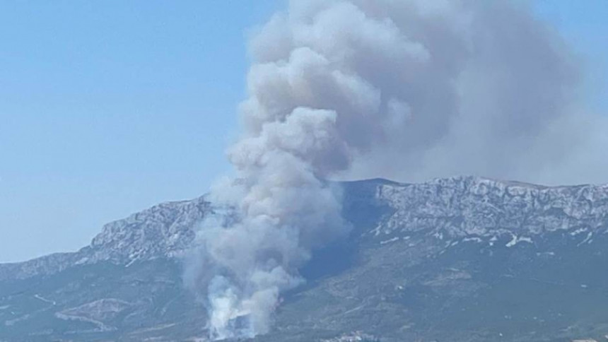 Veliki požar u Neumu, vatrogasci traže pomoć (VIDEO)