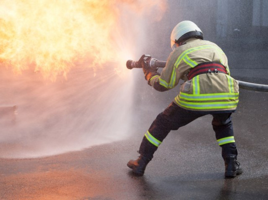 Požar kod Šibenika gasili kanaderi i 35 vatrogasaca