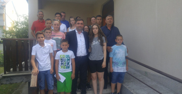 Djeca ratnih vojnih invalida idu na more, gradonačelnik im uručio džeparac