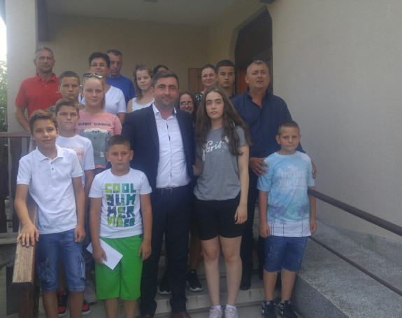 Djeca ratnih vojnih invalida idu na more, gradonačelnik im uručio džeparac