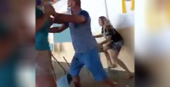 Došao sa ljubavnicom na vakcinaciju pa zatekao svoju ženu a onda je nastao haos!