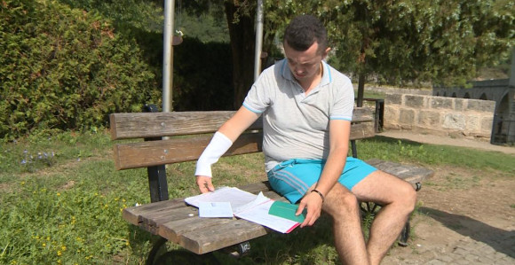 Ovaj mladić novca nema, ne može na liječenje (VIDEO)