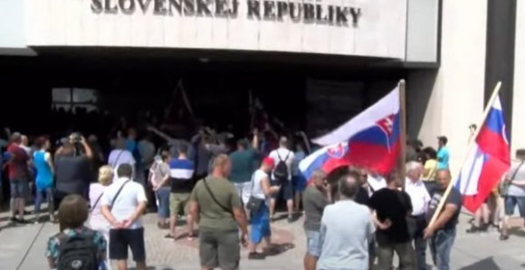 Stotine građana na ulicama Bratislave zbog vakcinacije