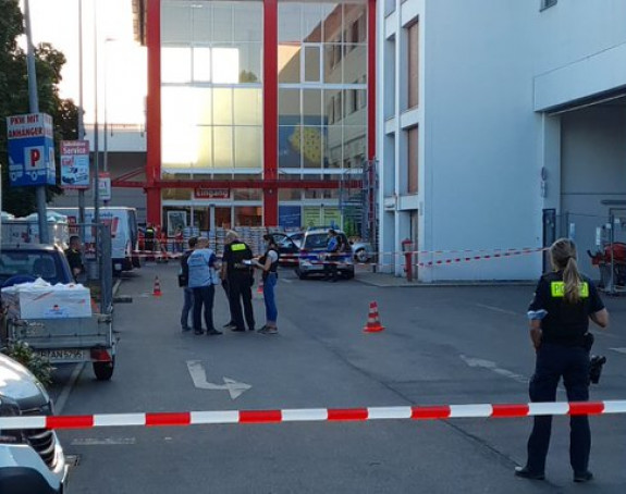 У Берлину четири особе рањене испред продавнице