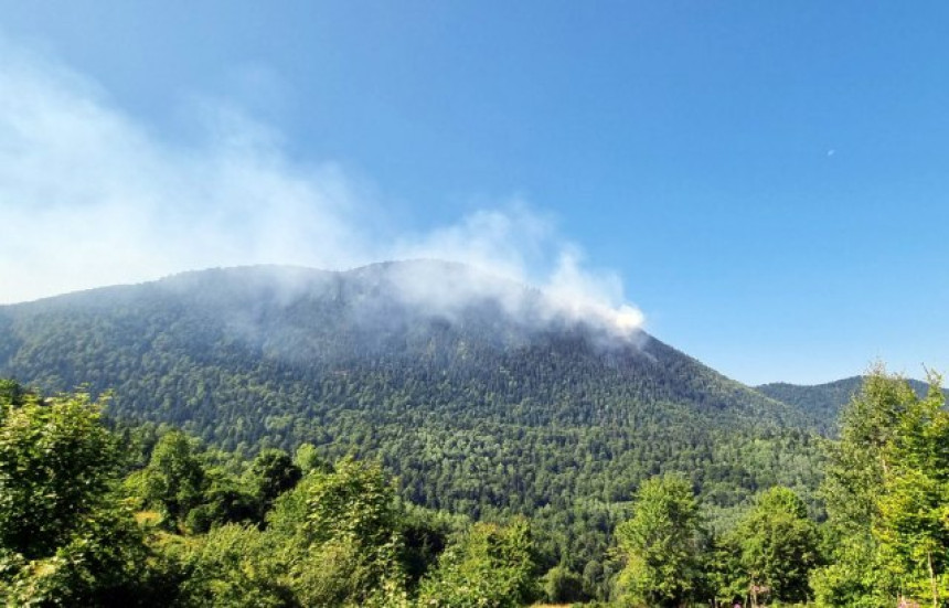 Helikopter iz Srbije gasi požar kod Višegrada