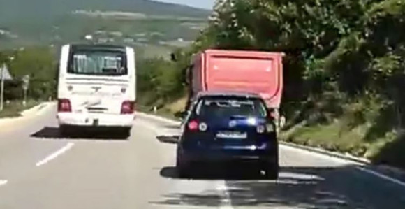 Autobus snimljen kako pretiče kamion preko pune linije