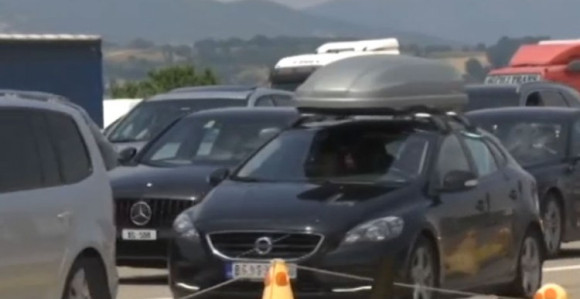 Kilomentarske kolone na granici zbog smjene turista