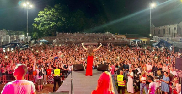 Ceca zablistala u crvenoj haljini u Vrnjačkoj Banji, pevačicu bodrio njen dečko!