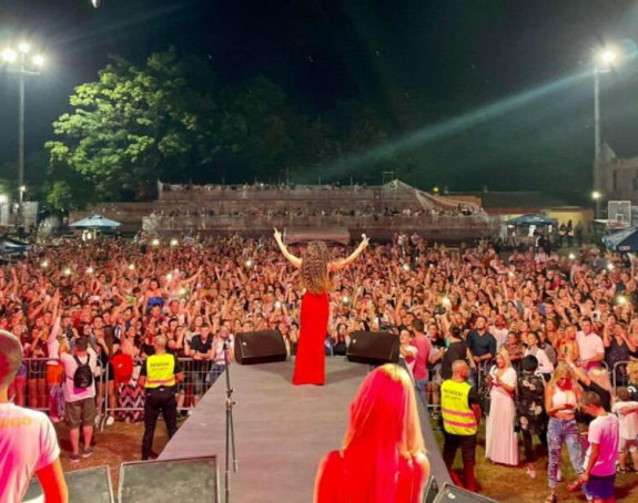 Ceca zablistala u crvenoj haljini u Vrnjačkoj Banji, pevačicu bodrio njen dečko!