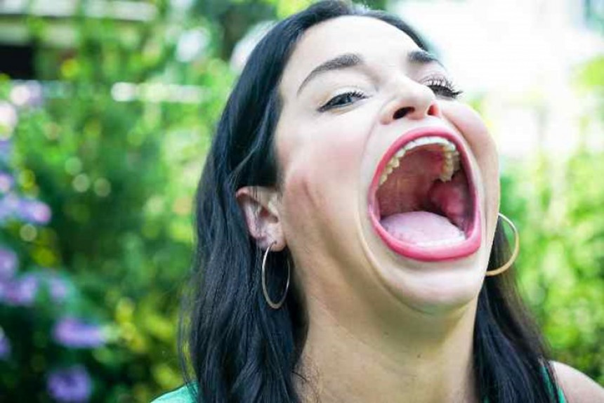 Ova žena ima najveća usta na svetu! (VIDEO)